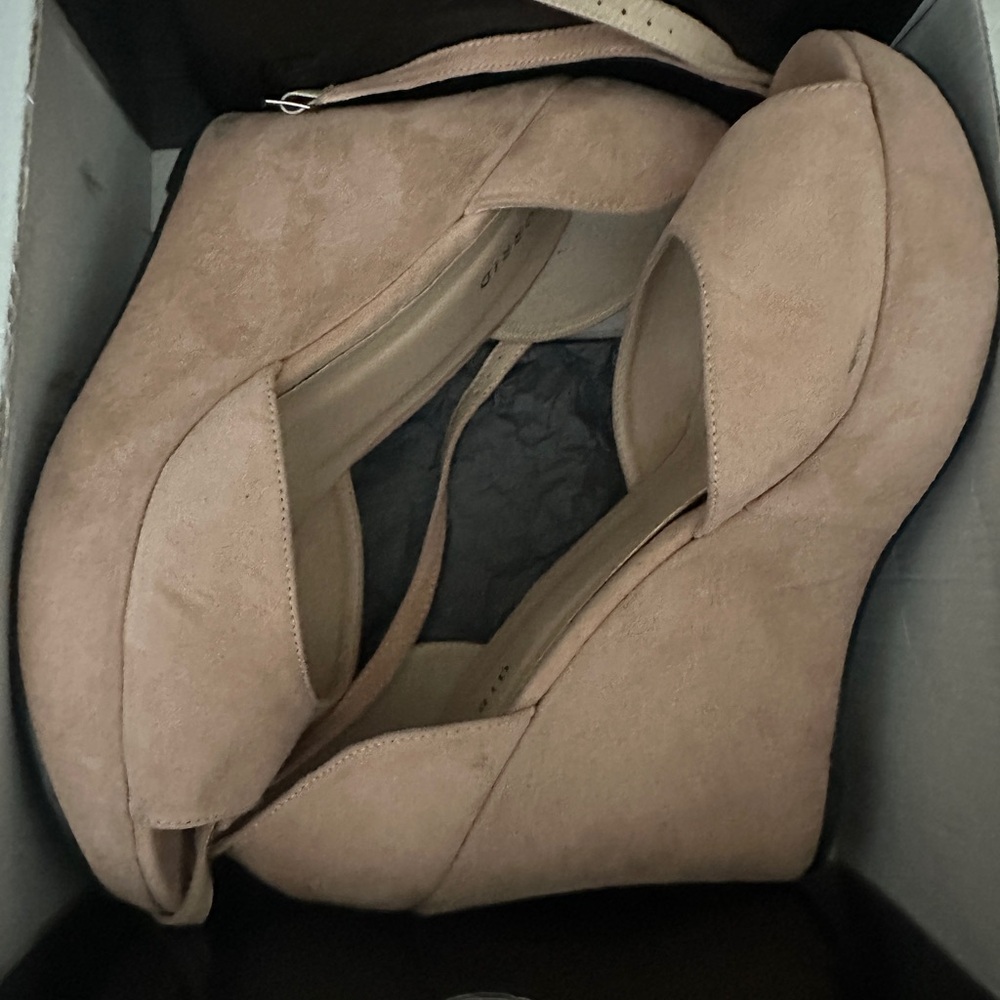 Size 13 wide blush, pink wedge